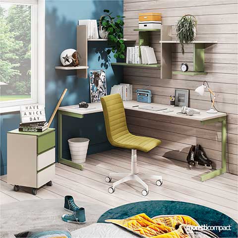 Scrivania ad angolo con supporti Blank, mensole Warp e  Squarebox su ruote