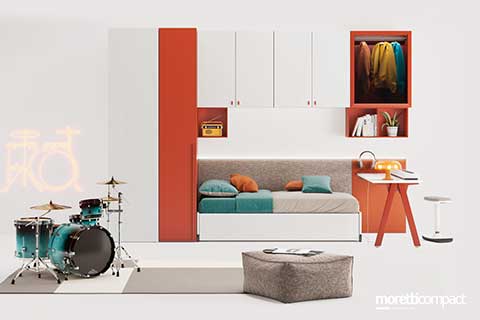 Cameretta con cabina Square e Wallbox sospesi, valorizzata da pannelli Wolly, divano Zafiro e scrivania a sbalzo.