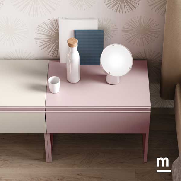 Comodino con basamento Comodino con basamento