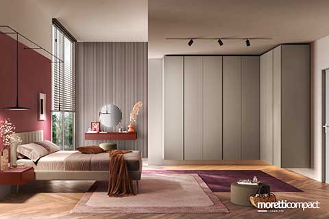 Camera con armadio sospeso ad angolo Camera con armadio sospeso ad angolo